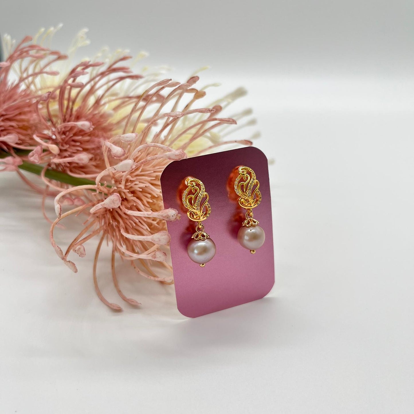 Zarte Ohrringe im Ajour-Stil in gold mit Zirkonia und echten Perlen