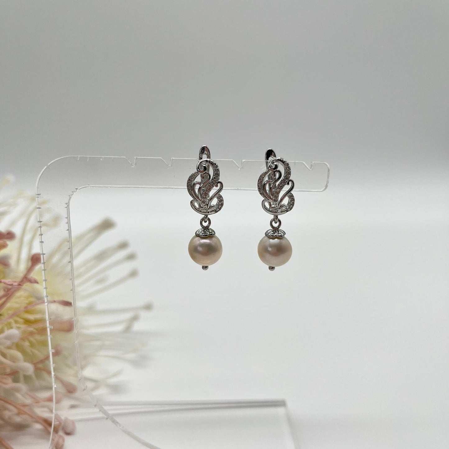 Zarte Ohrringe im Ajour-Stil in silber mit Zirkonia und echten Perlen