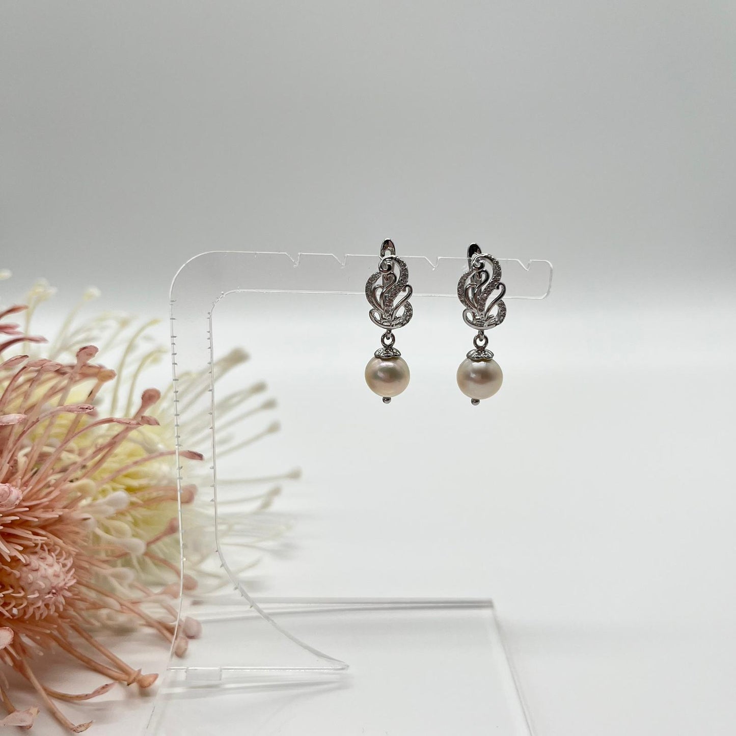 Zarte Ohrringe im Ajour-Stil in silber mit Zirkonia und echten Perlen
