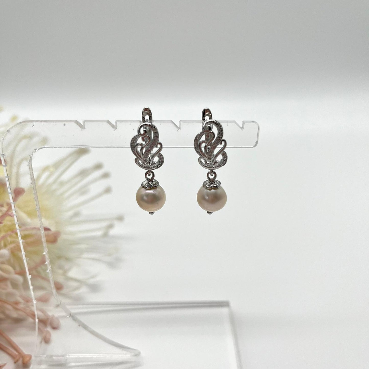 Zarte Ohrringe im Ajour-Stil in silber mit Zirkonia und echten Perlen