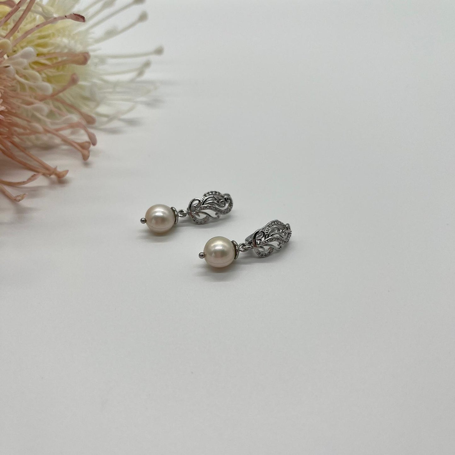 Zarte Ohrringe im Ajour-Stil in silber mit Zirkonia und echten Perlen