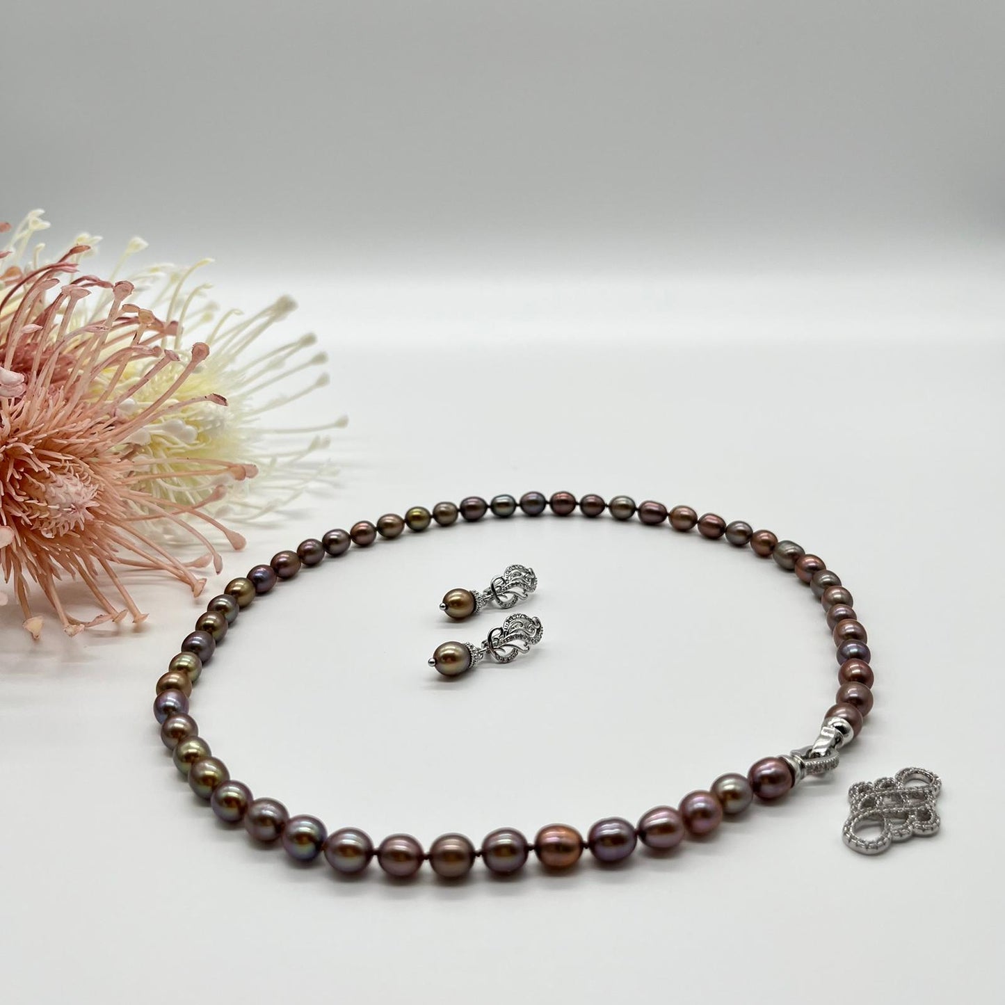 Schmuckset, Perlenkette in schimmernden Pfauentönen, handgeknotet
