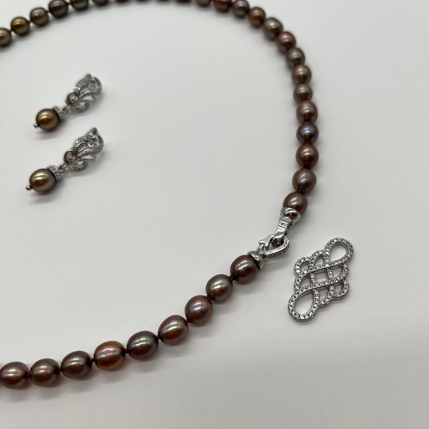 Schmuckset, Perlenkette in schimmernden Pfauentönen, handgeknotet