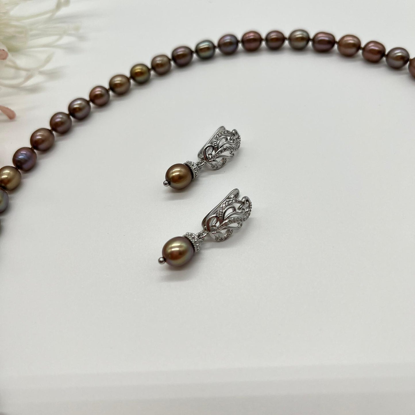 Schmuckset, Perlenkette in schimmernden Pfauentönen, handgeknotet