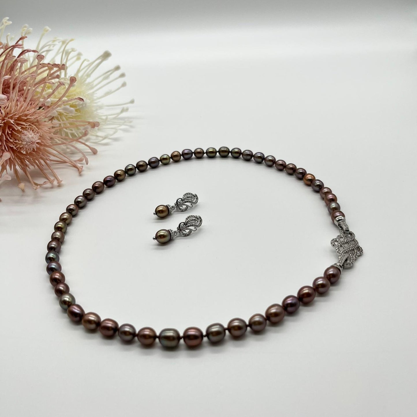 Schmuckset, Perlenkette in schimmernden Pfauentönen, handgeknotet