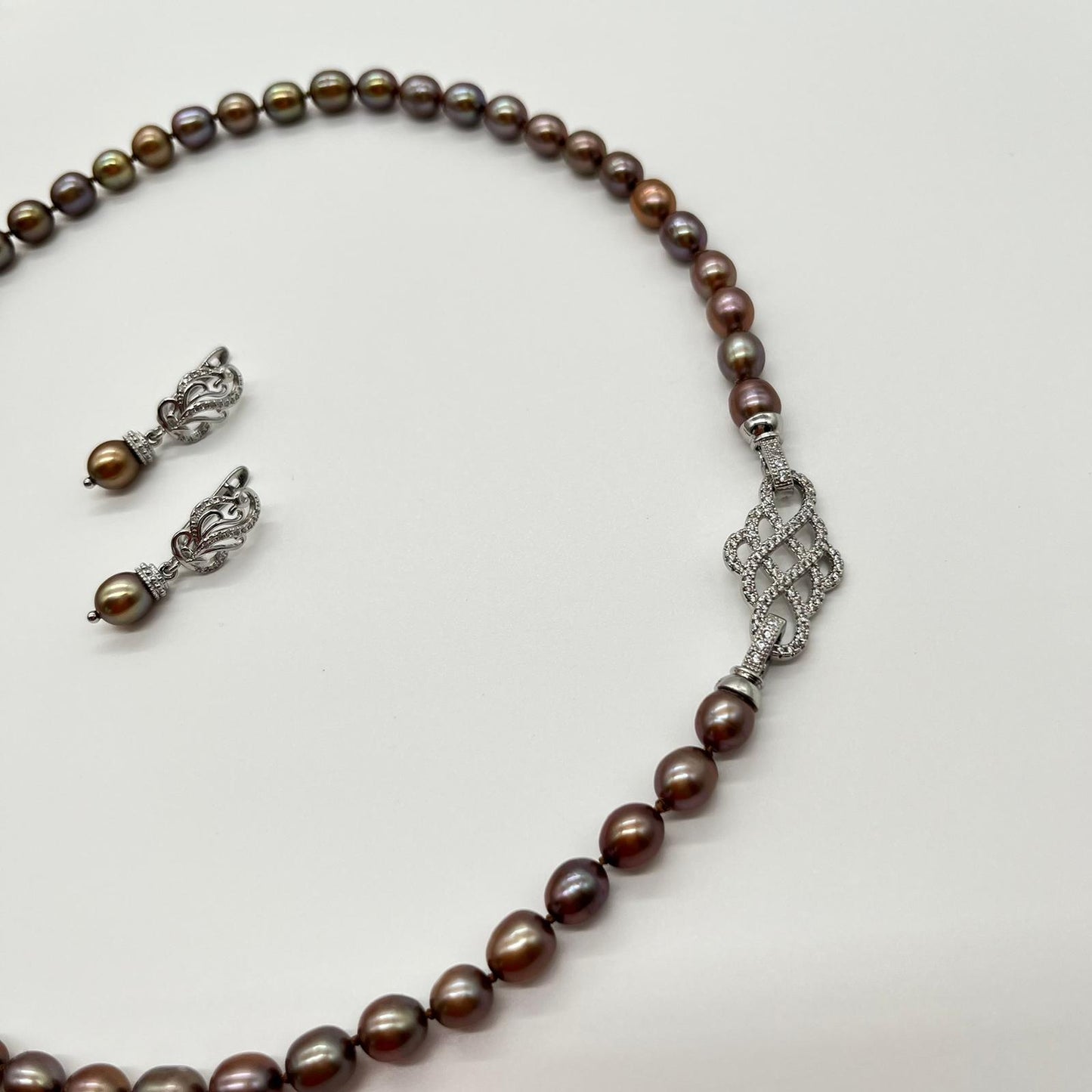 Schmuckset, Perlenkette in schimmernden Pfauentönen, handgeknotet