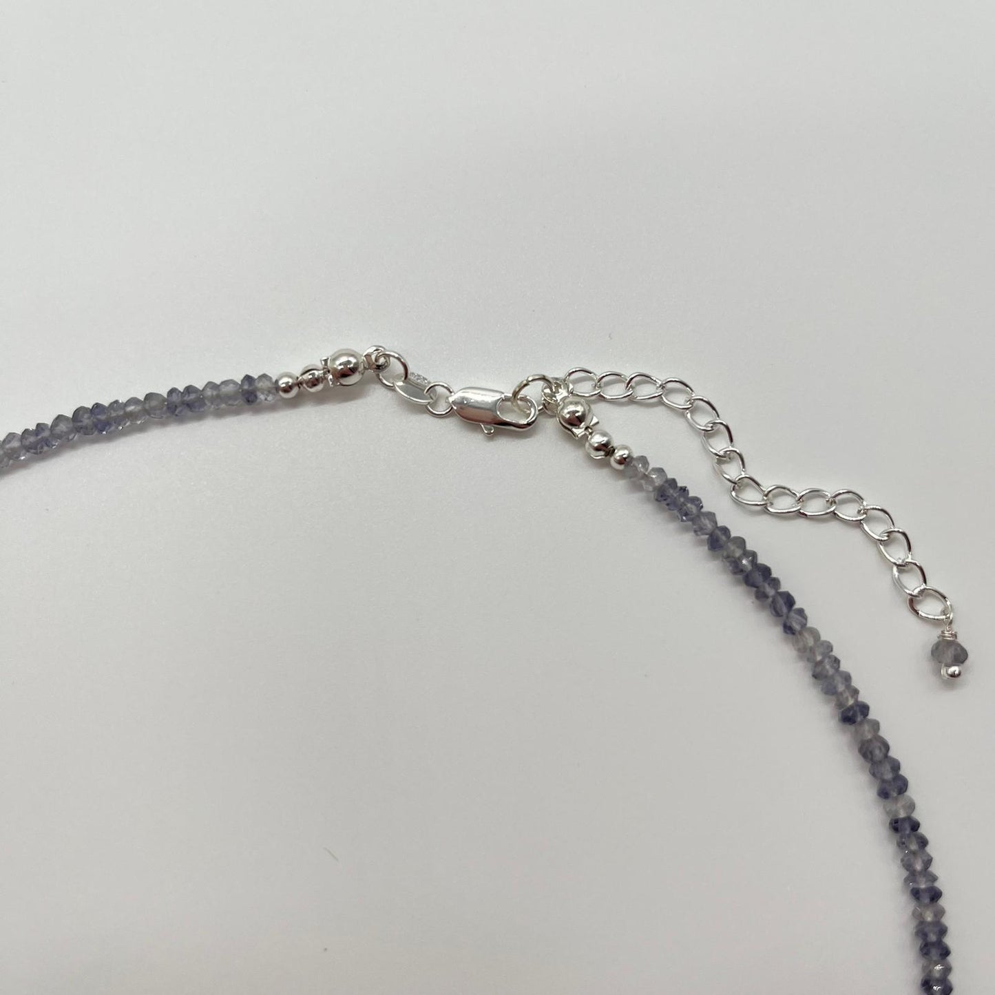 Iolit - Edelsteinkette mit einer wunderschönen Perle in der Mitte