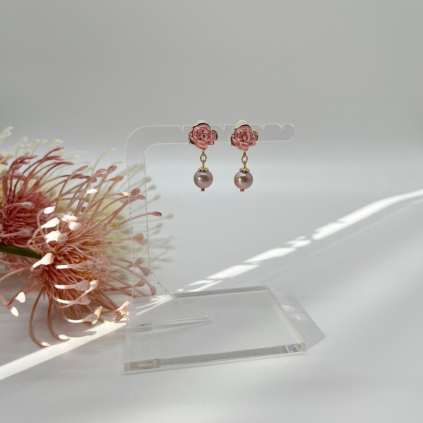 Ohrstecker mit zarten Rosen und echten Perlen in rosé
