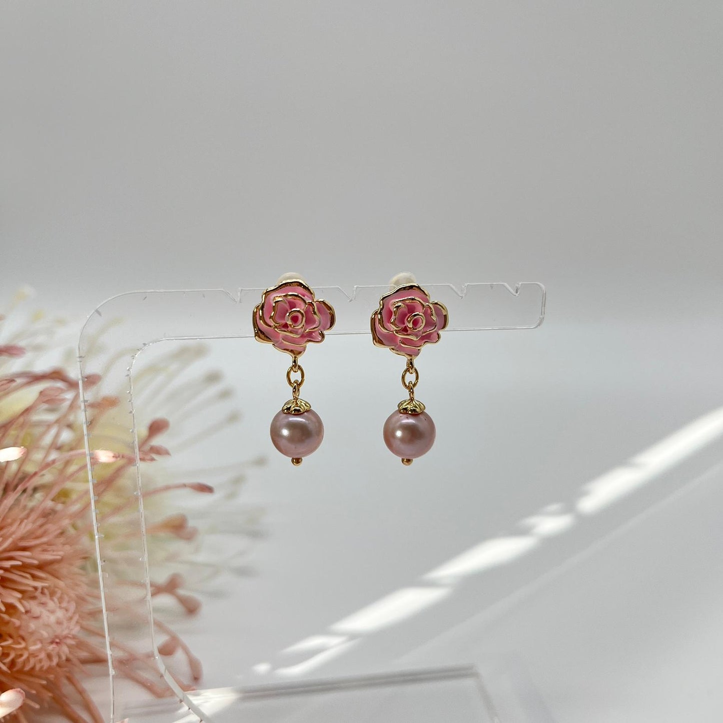 Ohrstecker mit zarten Rosen und echten Perlen in rosé