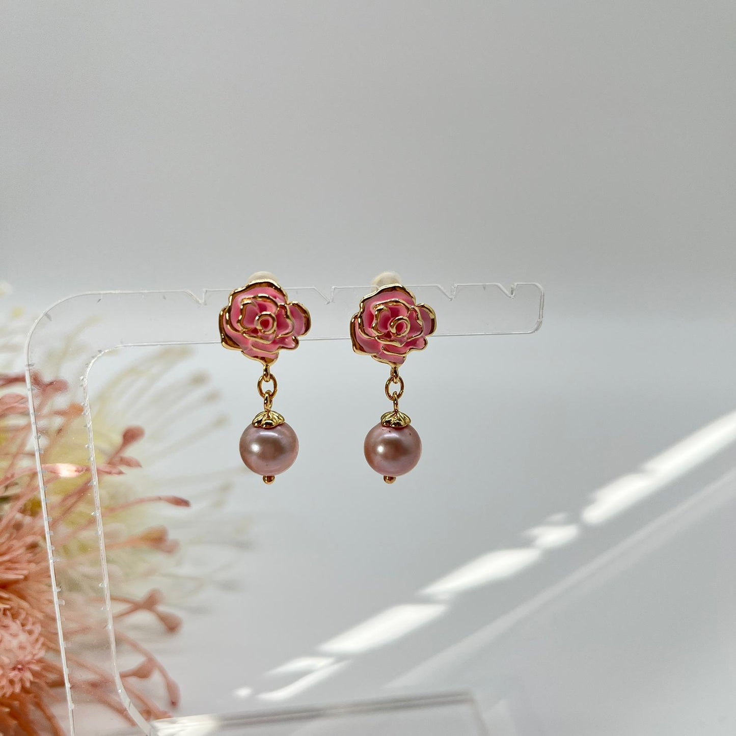 Ohrstecker mit zarten Rosen und echten Perlen in rosé