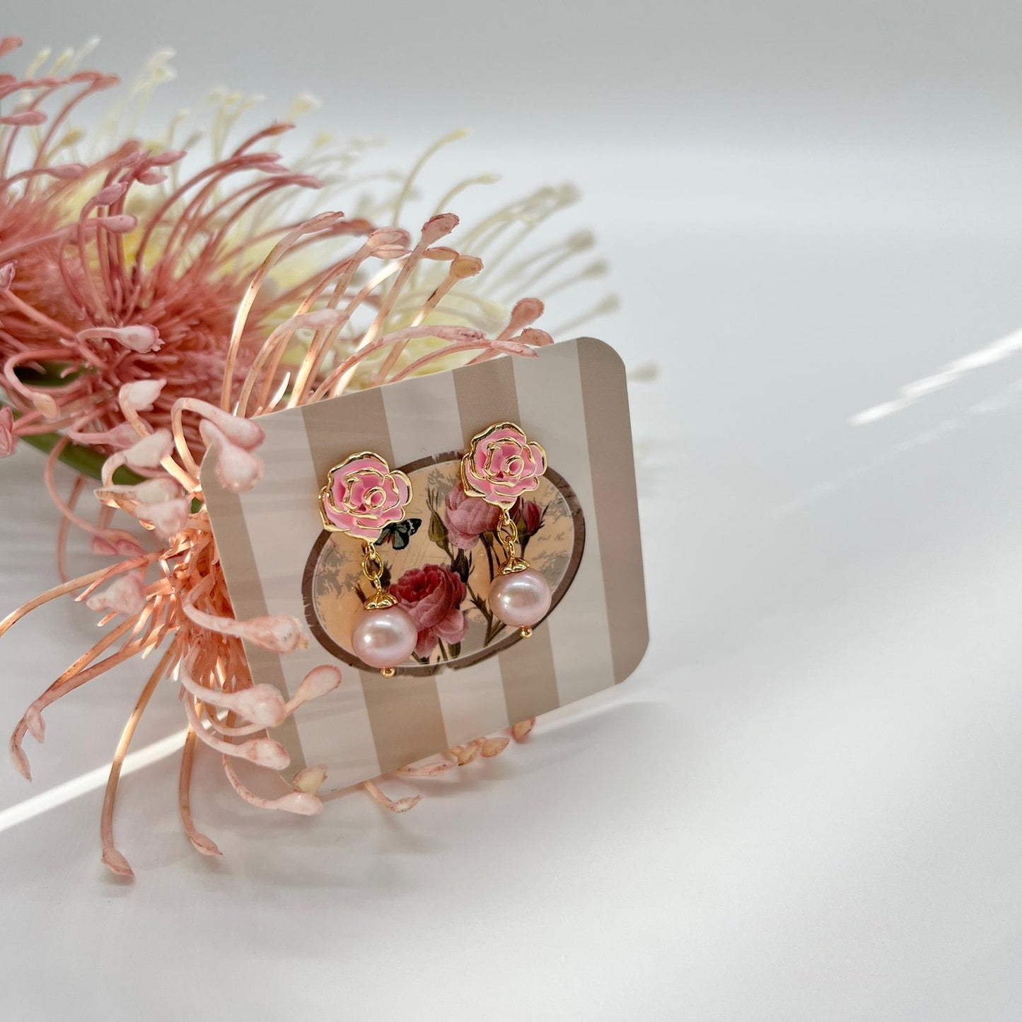 Ohrstecker mit zarten Rosen und echten Perlen in rosé