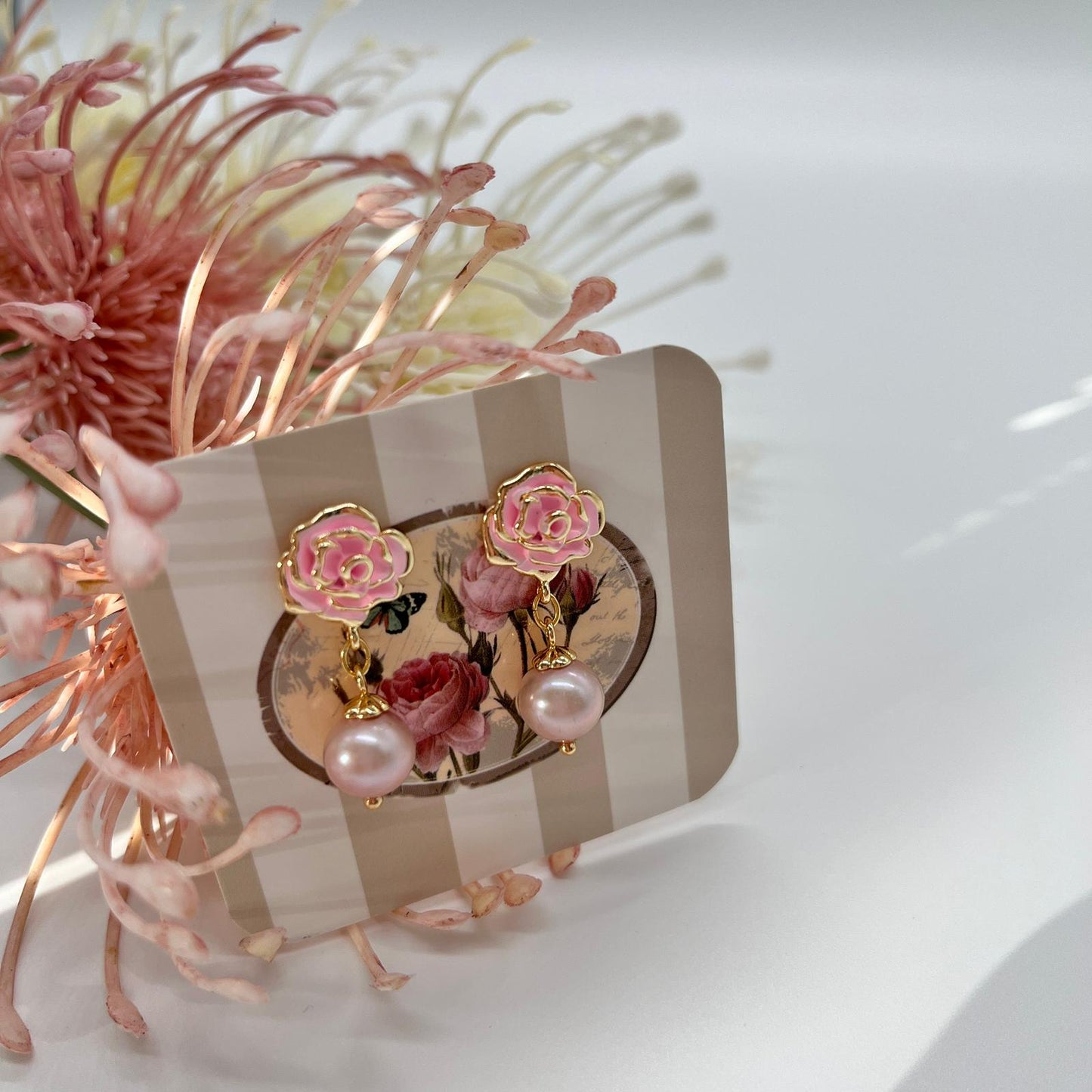 Ohrstecker mit zarten Rosen und echten Perlen in rosé