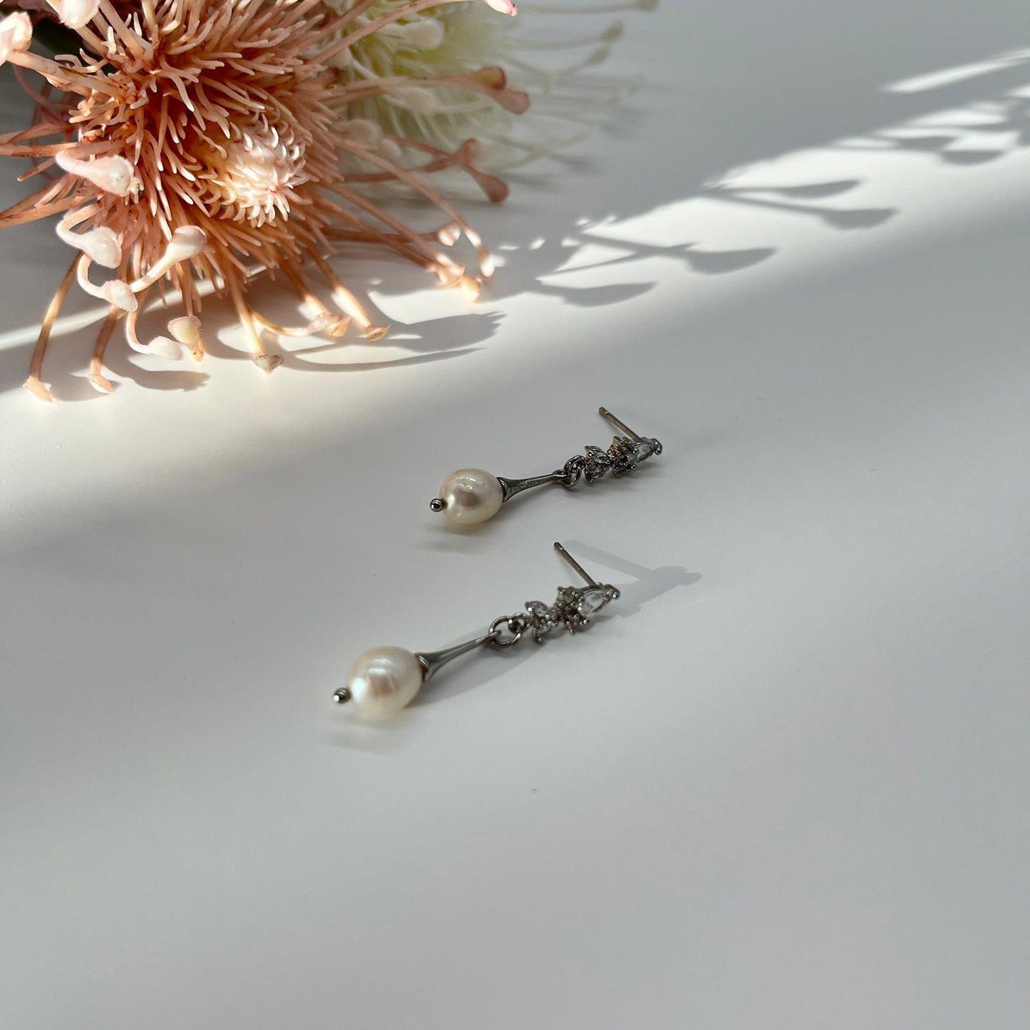 Filigrane Ohrstecker mit feinen Zirkonia und echten Perlen