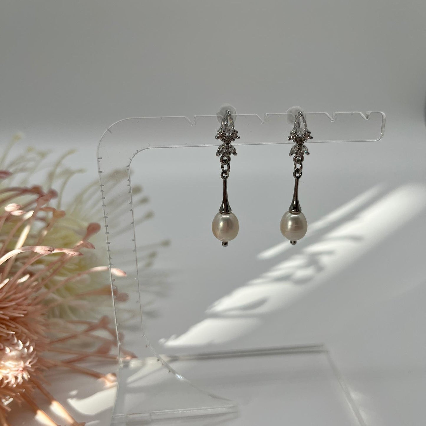 Filigrane Ohrstecker mit feinen Zirkonia und echten Perlen