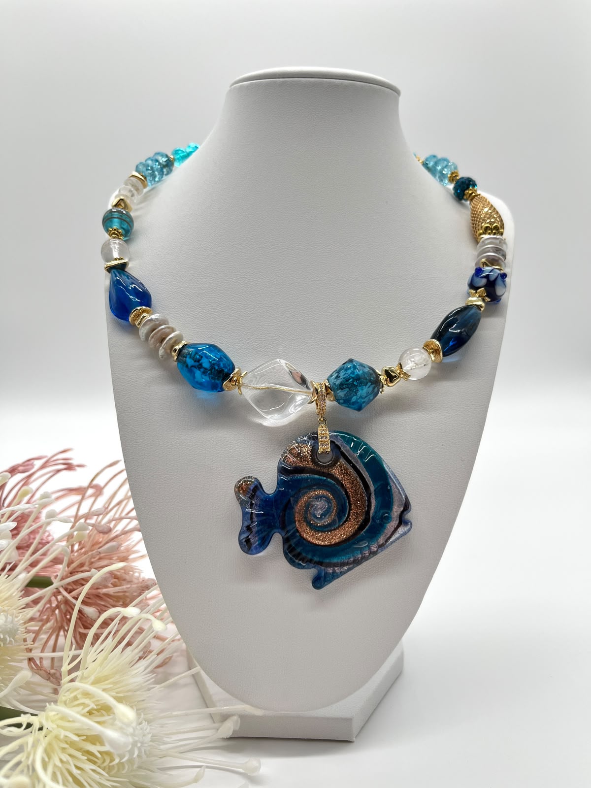 Collier „Blaue Lagune“ mit Lampwork, Barockperlen und Bergkristall