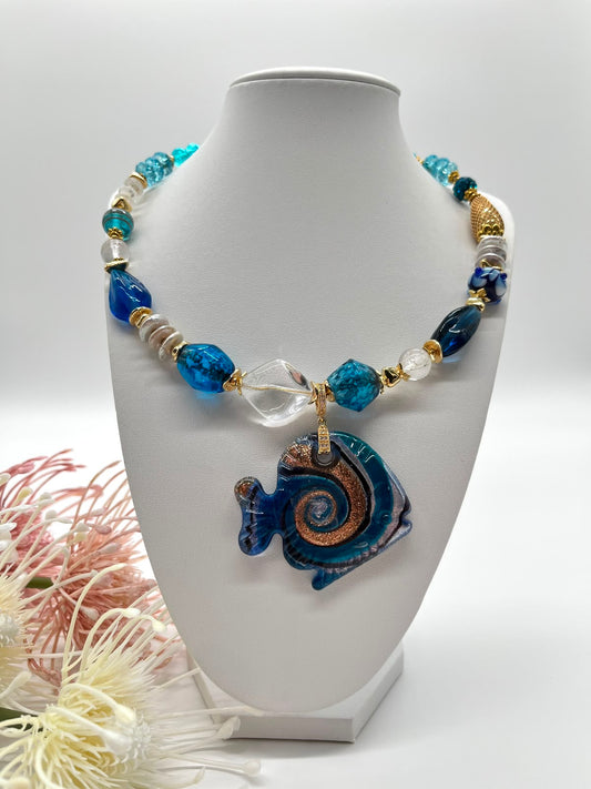 Collier „Blaue Lagune“ mit Lampwork, Barockperlen und Bergkristall