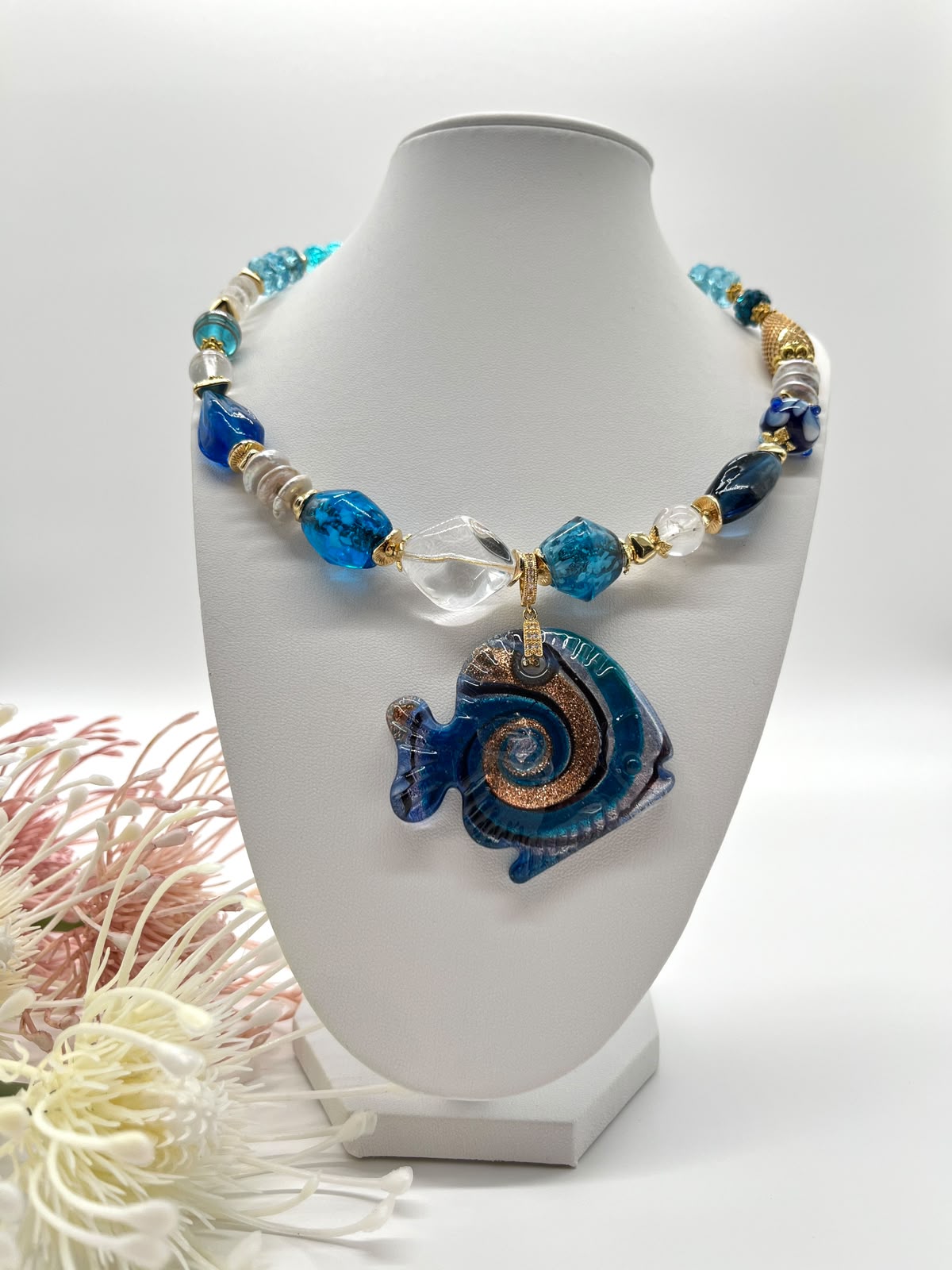 Collier „Blaue Lagune“ mit Lampwork, Barockperlen und Bergkristall
