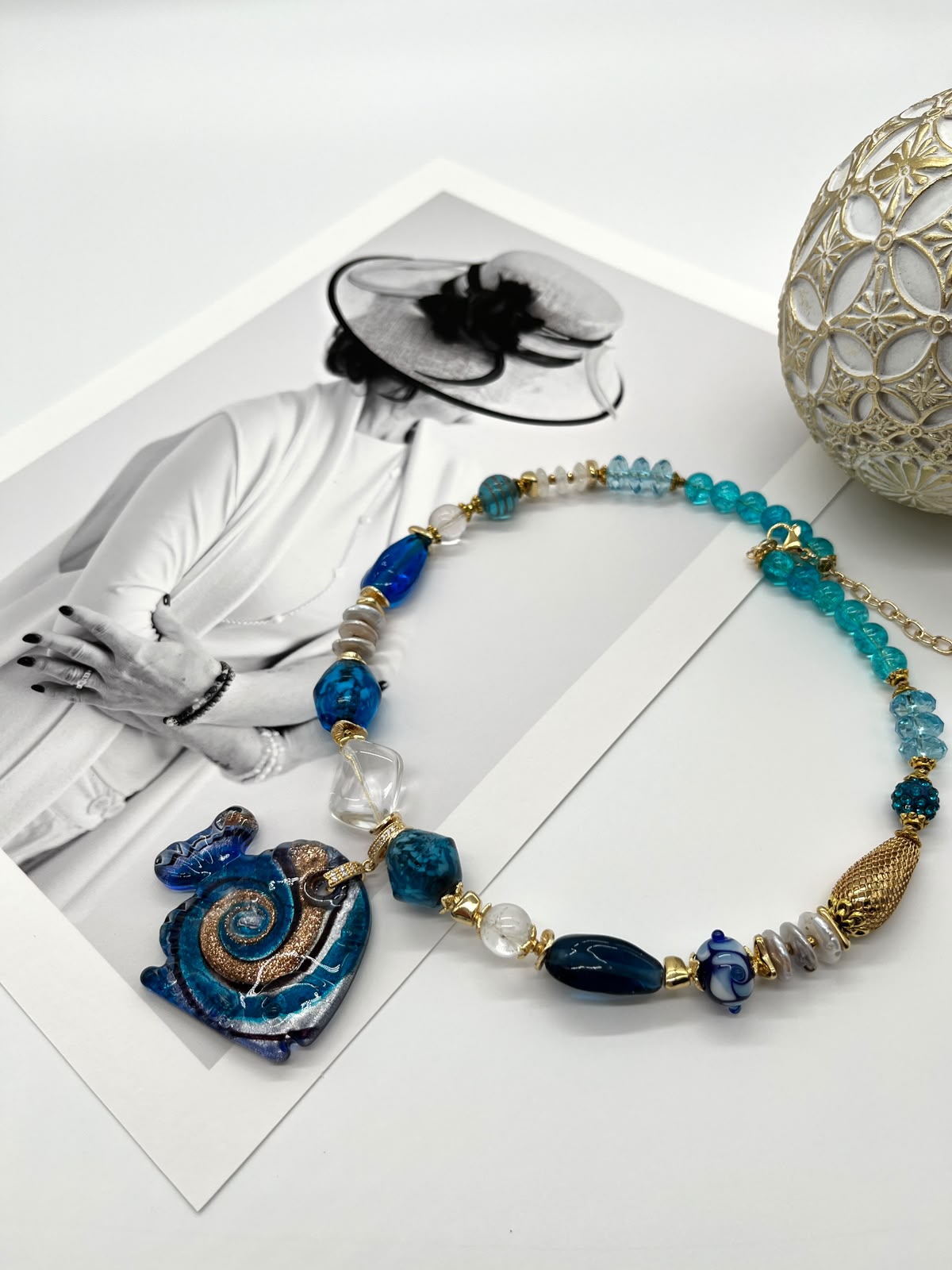 Collier „Blaue Lagune“ mit Lampwork, Barockperlen und Bergkristall