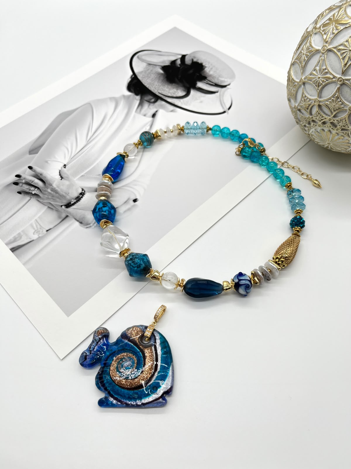 Collier „Blaue Lagune“ mit Lampwork, Barockperlen und Bergkristall