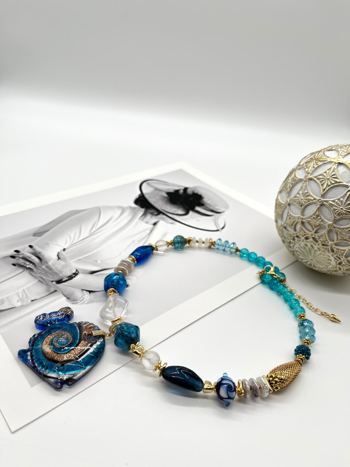 Collier „Blaue Lagune“ mit Lampwork, Barockperlen und Bergkristall