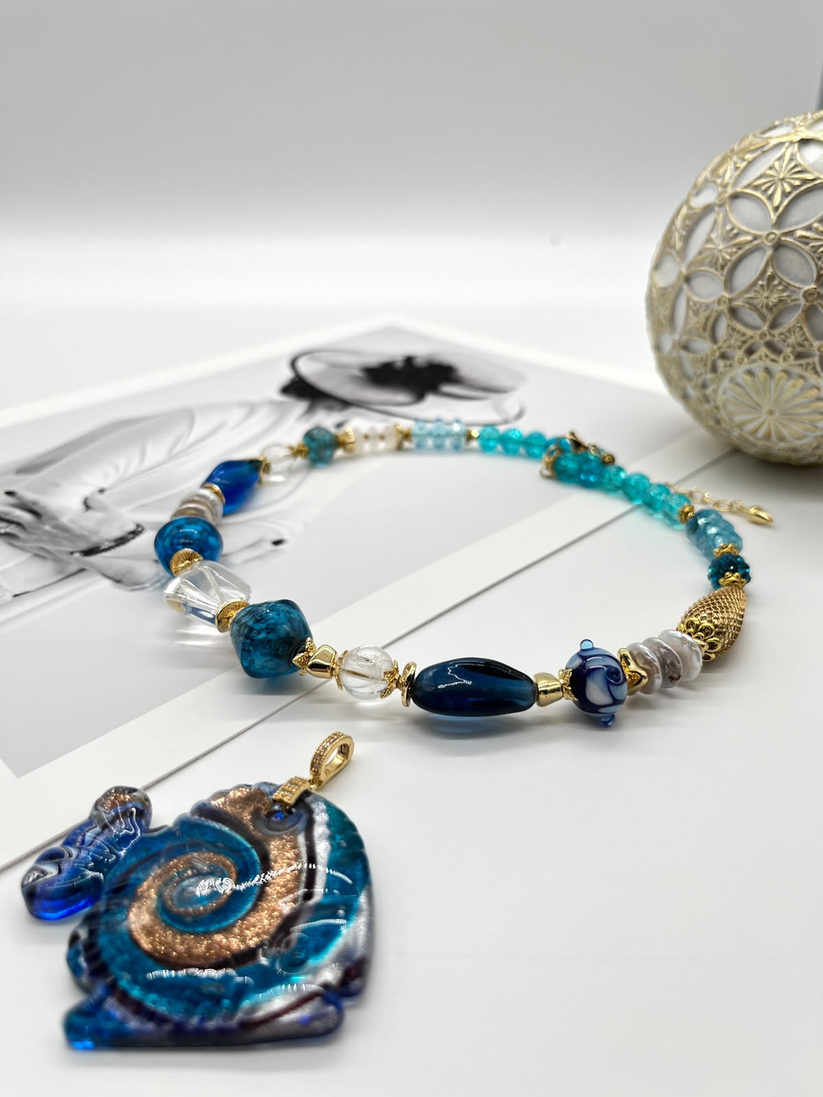 Collier „Blaue Lagune“ mit Lampwork, Barockperlen und Bergkristall