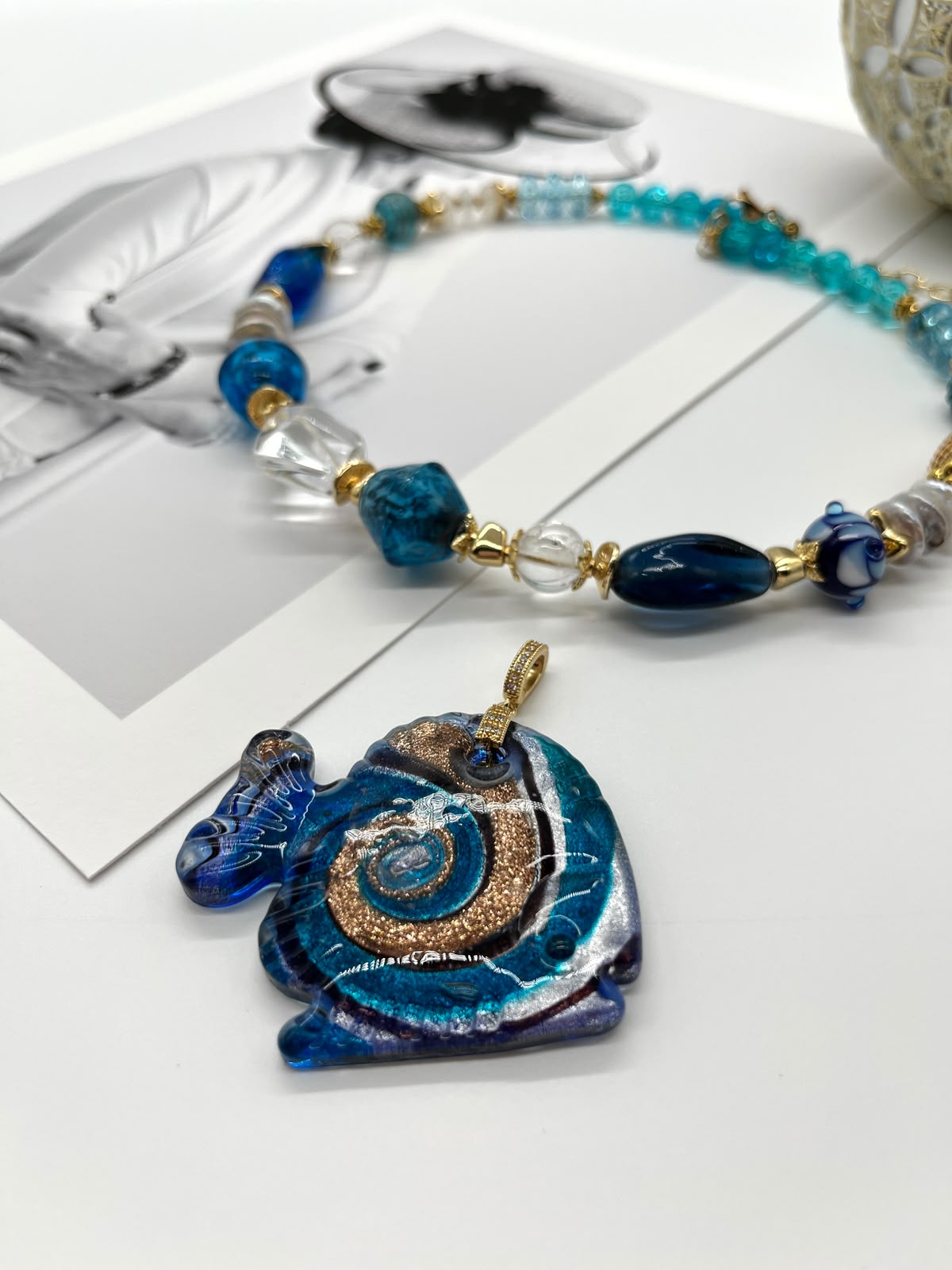 Collier „Blaue Lagune“ mit Lampwork, Barockperlen und Bergkristall