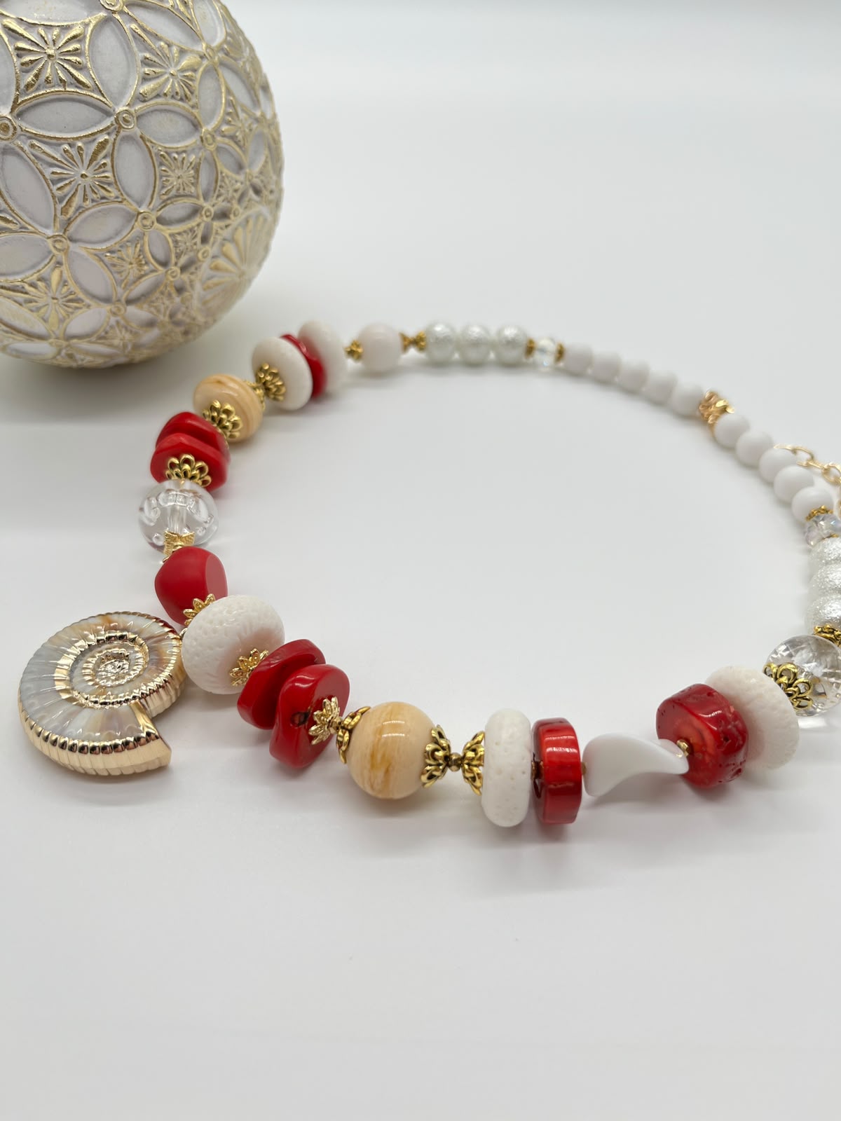 Collier „Flüstern des Meeres“ mit weißen und roten Korallen, Lampwork und vielen dekorativen Elementen