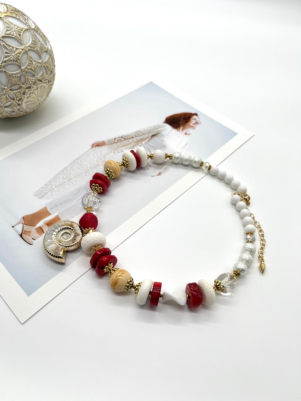 Collier „Flüstern des Meeres“ mit weißen und roten Korallen, Lampwork und vielen dekorativen Elementen