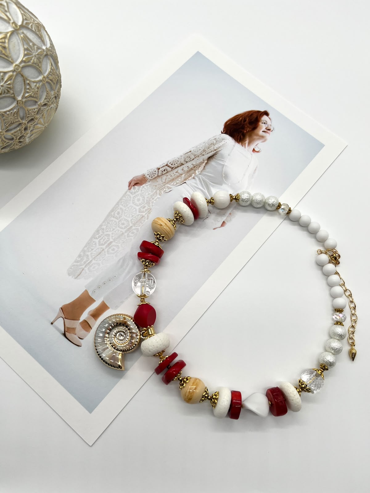 Collier „Flüstern des Meeres“ mit weißen und roten Korallen, Lampwork und vielen dekorativen Elementen