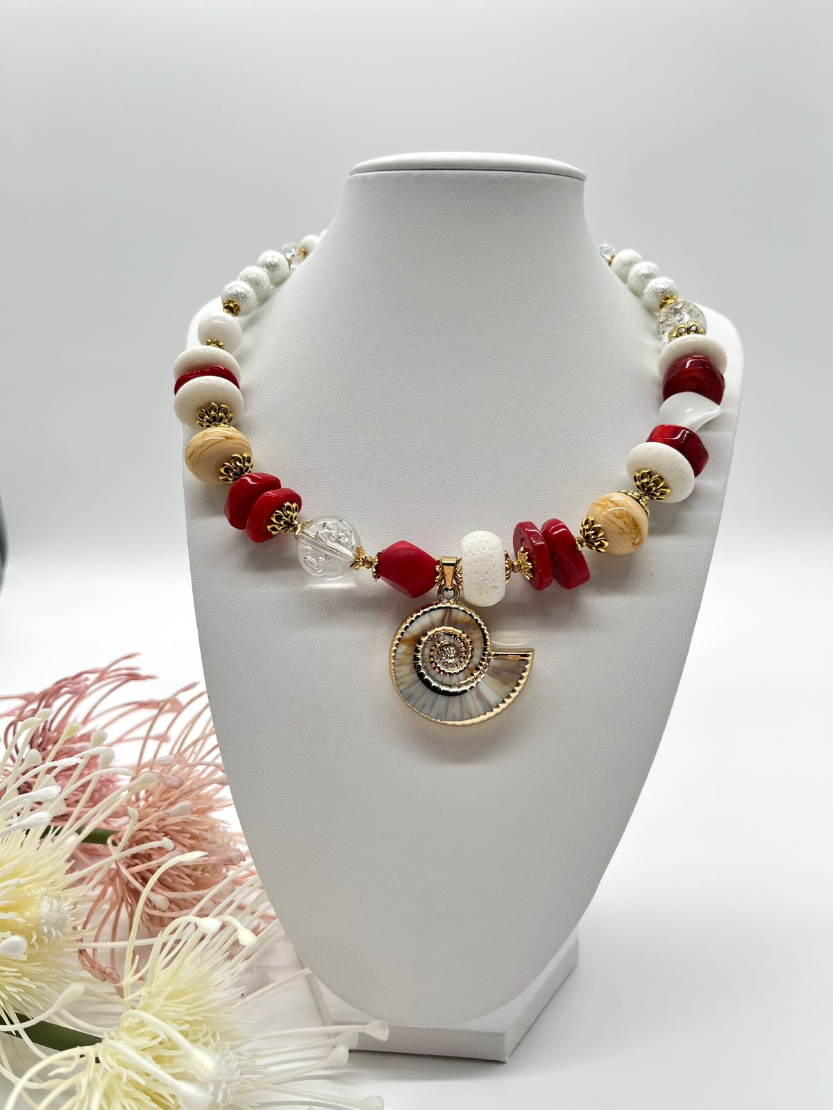 Collier „Flüstern des Meeres“ mit weißen und roten Korallen, Lampwork und vielen dekorativen Elementen
