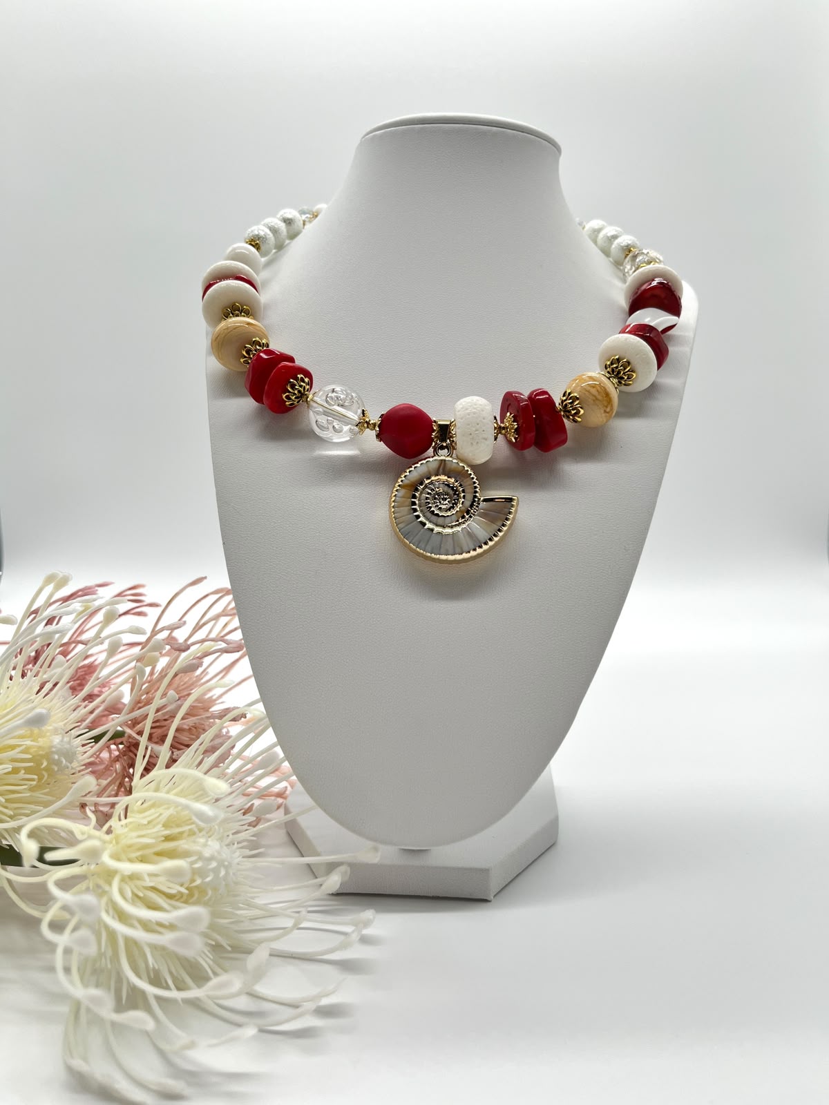 Collier „Flüstern des Meeres“ mit weißen und roten Korallen, Lampwork und vielen dekorativen Elementen