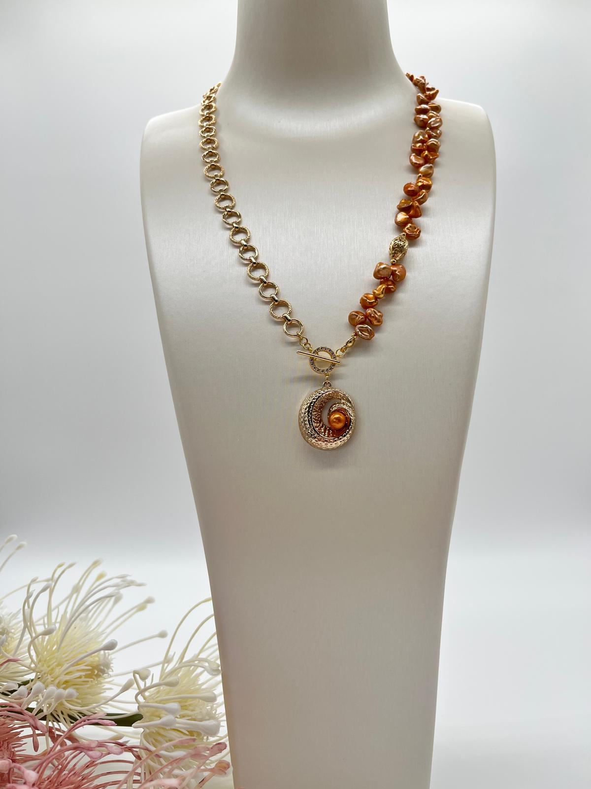 Handgefertigtes Collier mit Keshi-Perlen & dekorativem Spiral-Anhänger