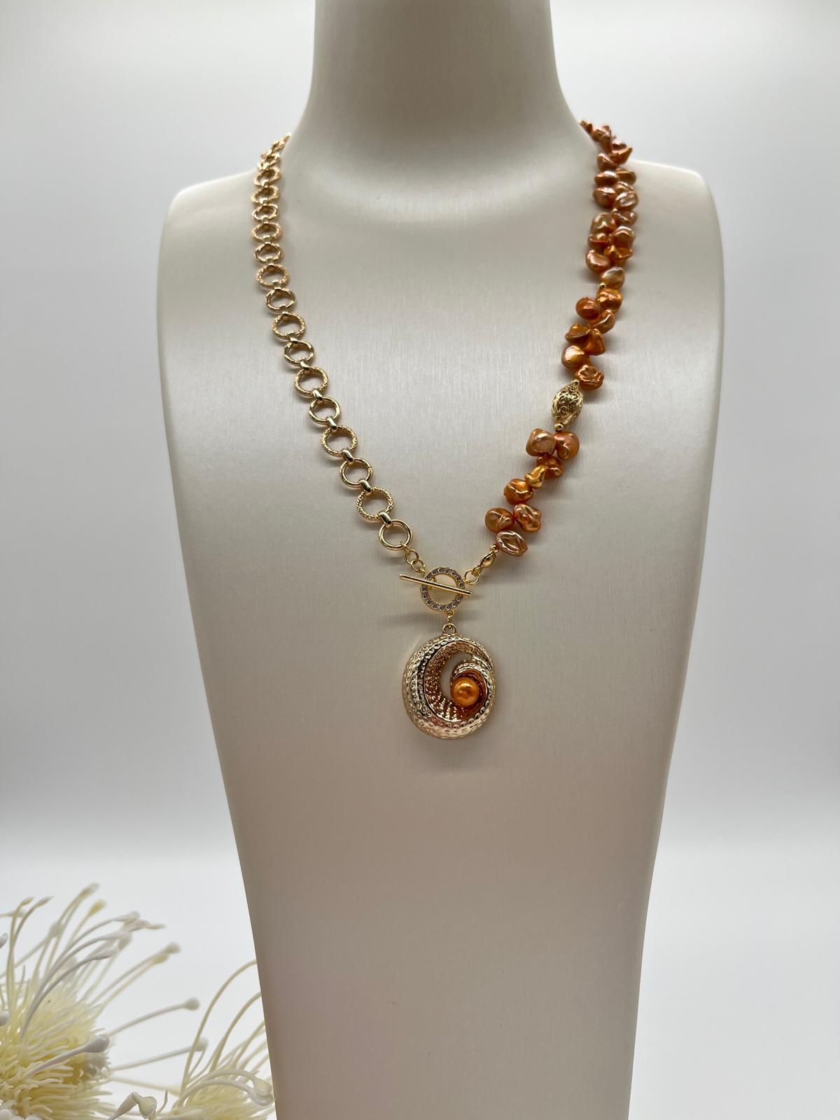 Handgefertigtes Collier mit Keshi-Perlen & dekorativem Spiral-Anhänger