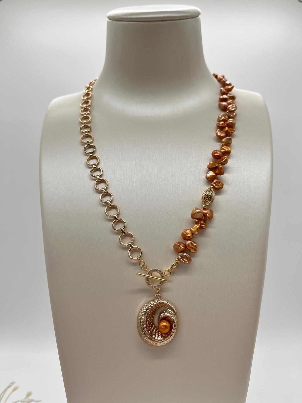 Handgefertigtes Collier mit Keshi-Perlen & dekorativem Spiral-Anhänger