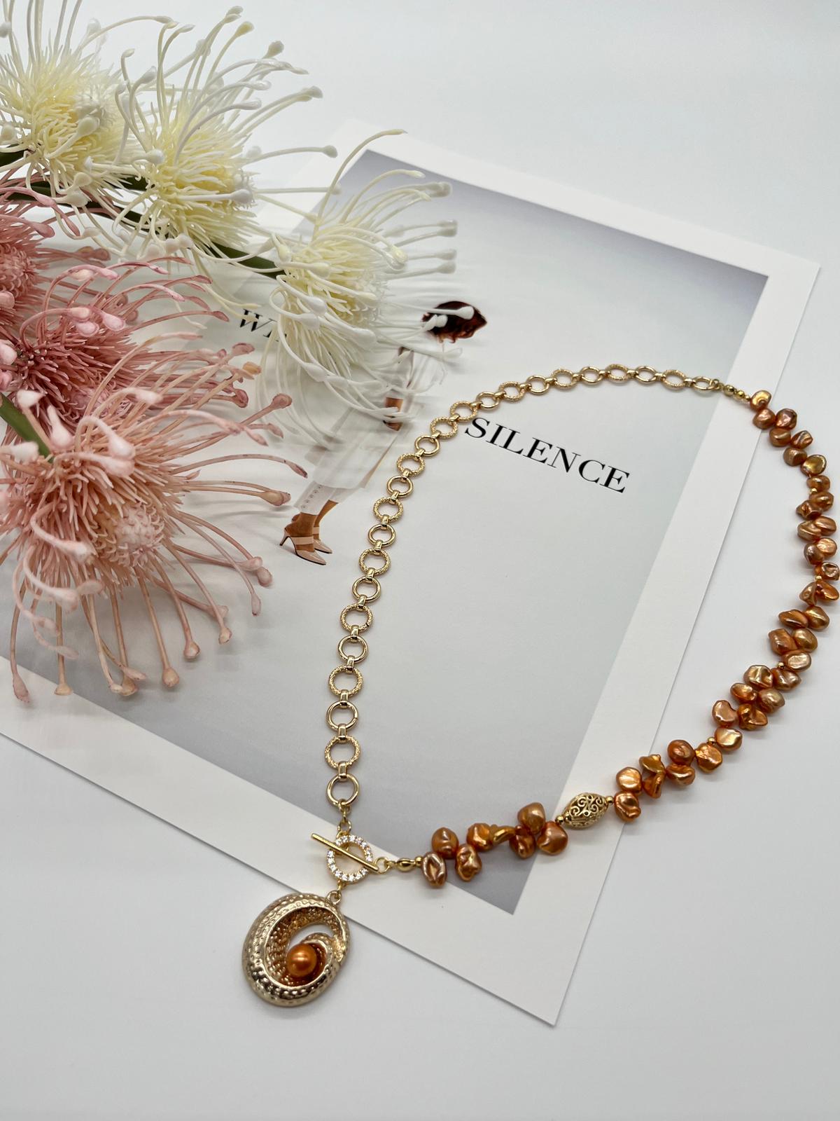 Handgefertigtes Collier mit Keshi-Perlen & dekorativem Spiral-Anhänger