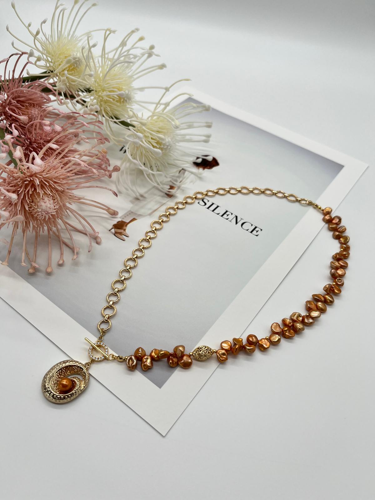 Handgefertigtes Collier mit Keshi-Perlen & dekorativem Spiral-Anhänger