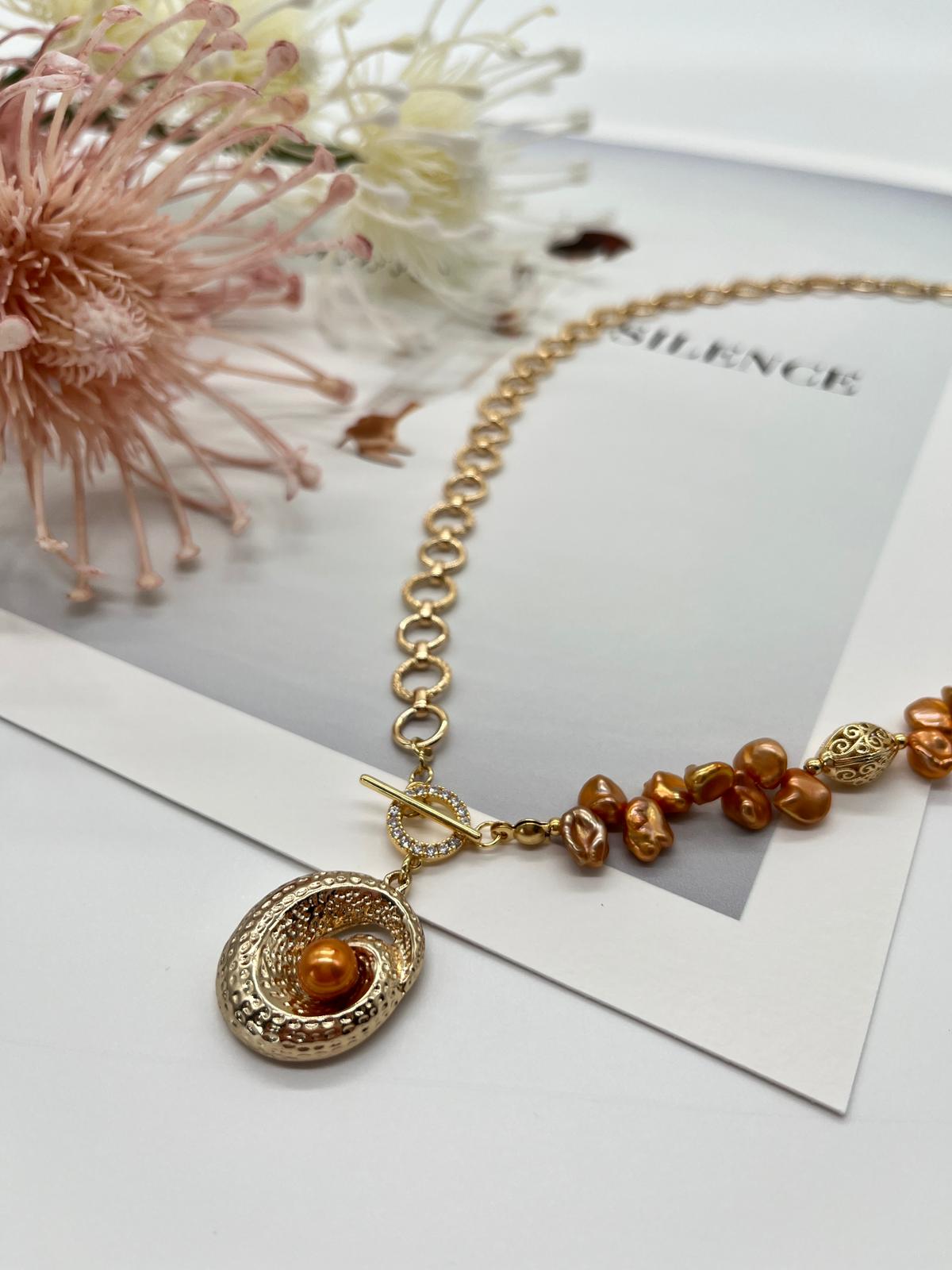 Handgefertigtes Collier mit Keshi-Perlen & dekorativem Spiral-Anhänger