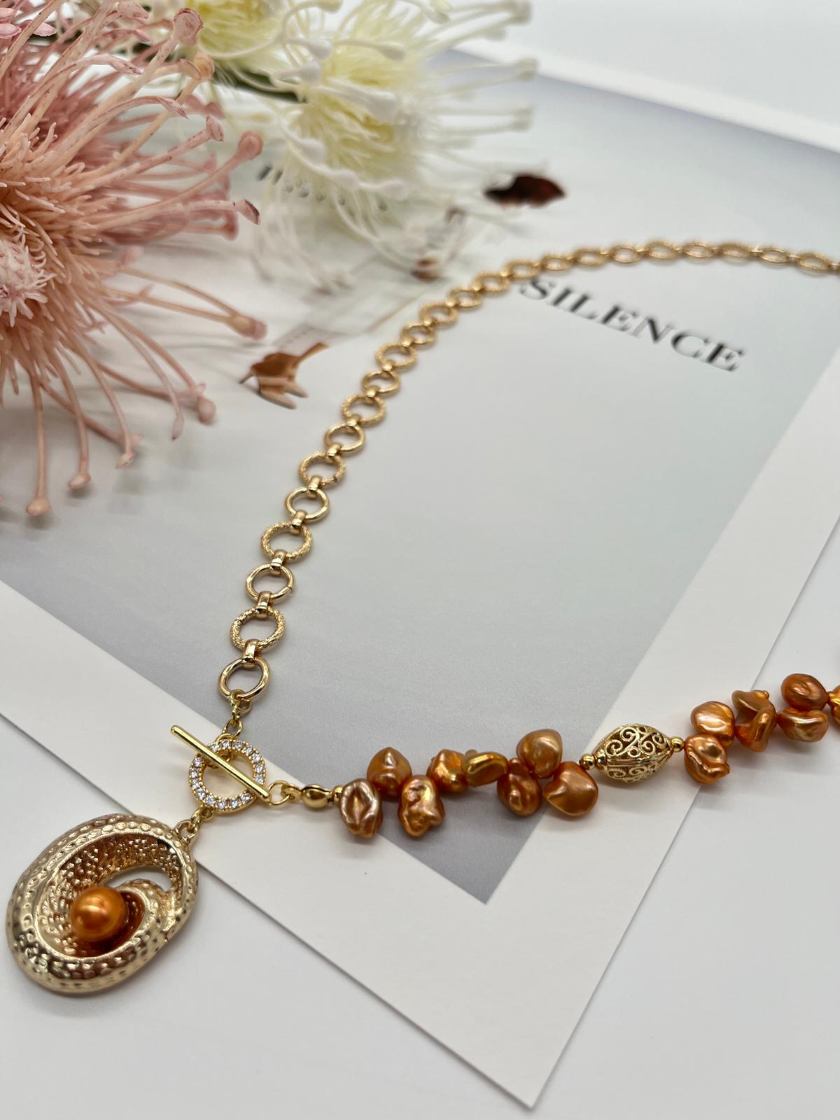 Handgefertigtes Collier mit Keshi-Perlen & dekorativem Spiral-Anhänger