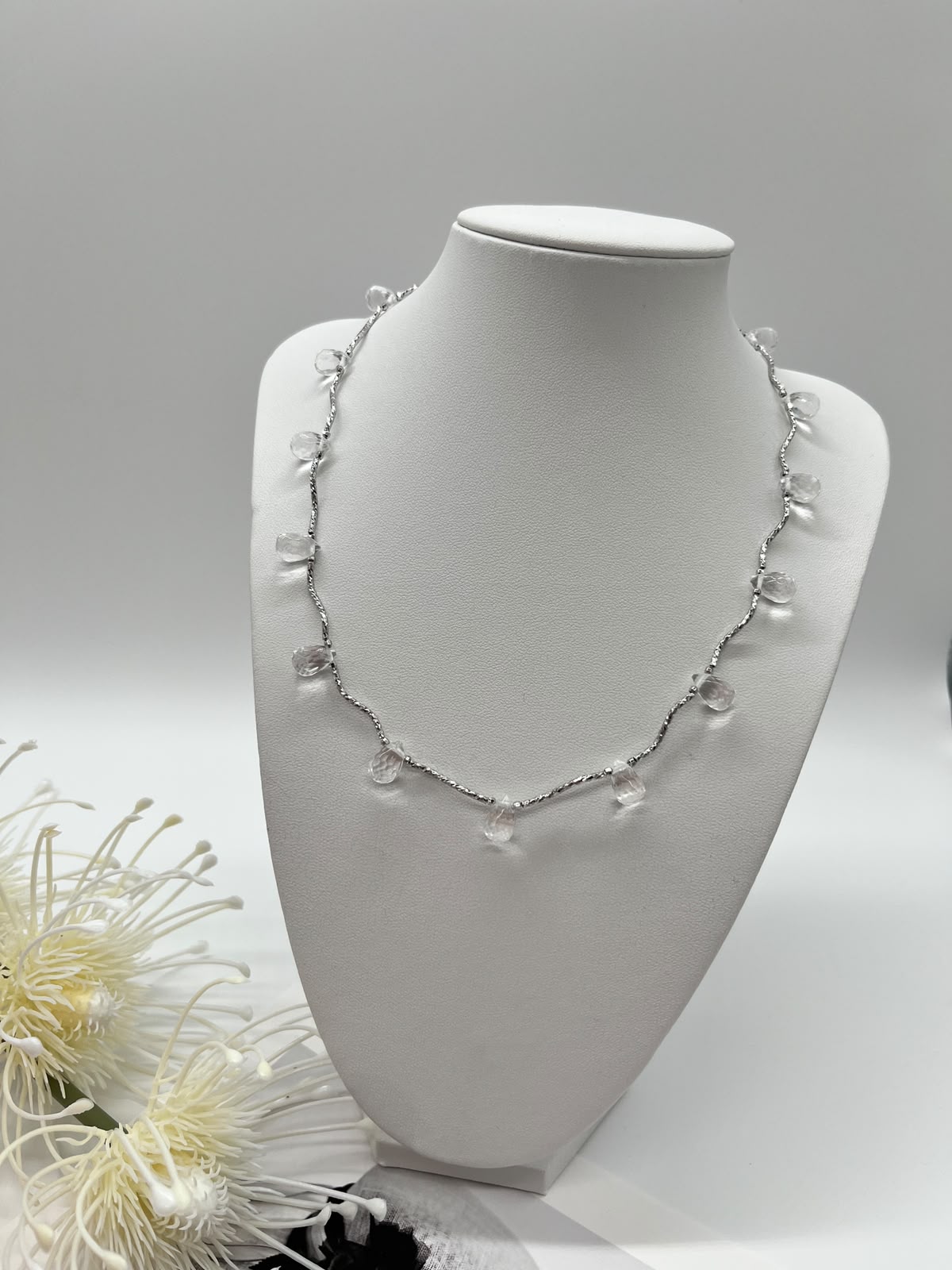 Bergkristall-Collier mit facettierten Brioletten Perlen | Handgefertigte Eleganz