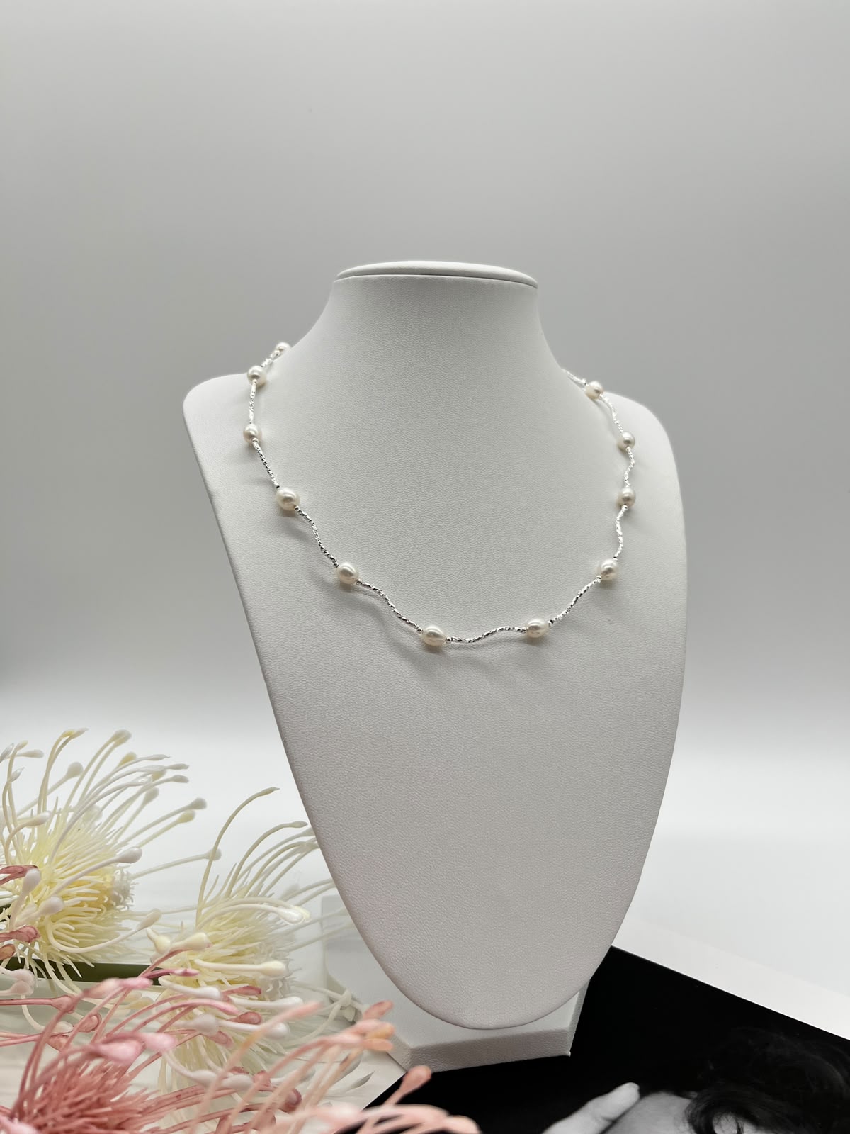 Collier „Perlenwelle“ in Silber mit echten Süßwasserperlen