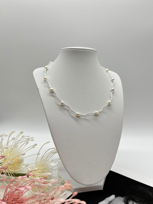 Collier „Perlenwelle“ in Silber mit echten Süßwasserperlen