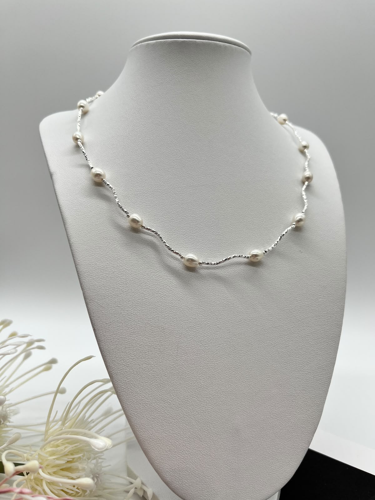 Collier „Perlenwelle“ in Silber mit echten Süßwasserperlen